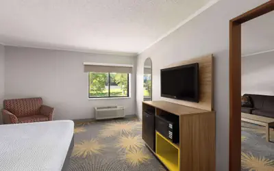 Days Inn & Suites by Wyndham Kansas City South