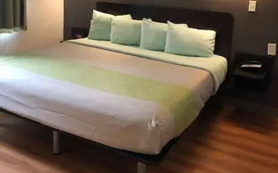 Super 8 by Wyndham Kenedy