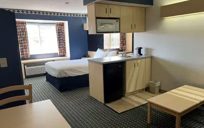 Days Inn & Suites by Wyndham Hutchinson