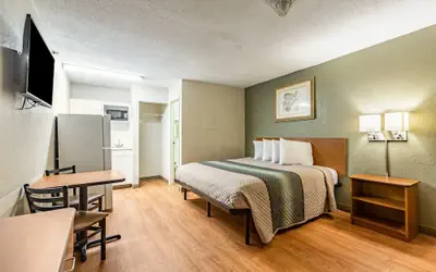 HomeTowne Studios by Red Roof Atlanta NE - Norcross South