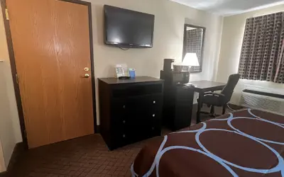 Super 8 by Wyndham Cleveland TX