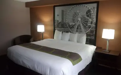 Super 8 by Wyndham Lynnwood
