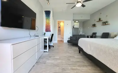 Barefoot Mailman Inn & Suites