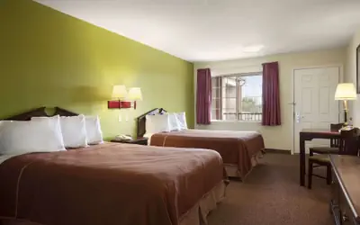 Howard Johnson by Wyndham Grand Prairie Near Lone Star Park