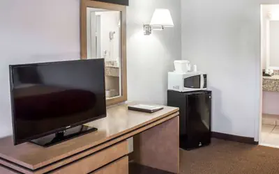 Econo Lodge Inn & Suites Colonie Center Mall