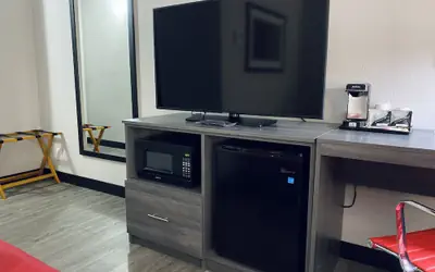 Ramada by Wyndham Hartford North - Bradley Airport