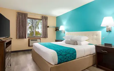 Howard Johnson by Wyndham Waterloo/Cedar Falls