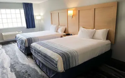 Days Inn & Suites by Wyndham Williamsburg IA North