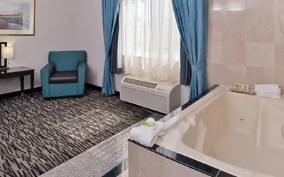 Holiday Inn Express & Suites Tacoma South - Lakewood by IHG