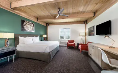 Harbor House Hotel and Marina at Pier 21