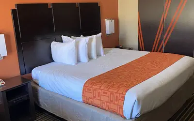 Howard Johnson by Wyndham Historic Lake Charles