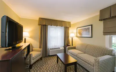 Holiday Inn Express and Suites Merrimack - Nashua by IHG
