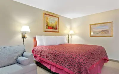 Days Inn and Suites by Wyndham St. Louis/Westport Plaza