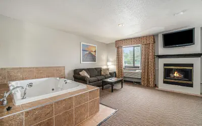 Days Inn & Suites by Wyndham Traverse City