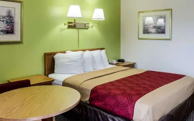 Econo Lodge Lawrence near University