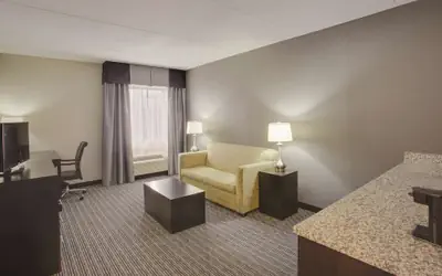 La Quinta Inn & Suites by Wyndham Detroit Metro Airport