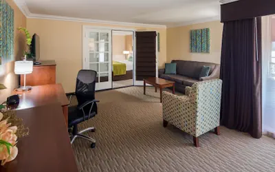 Best Western Harbour Inn & Suites Huntington - Sunset Beach