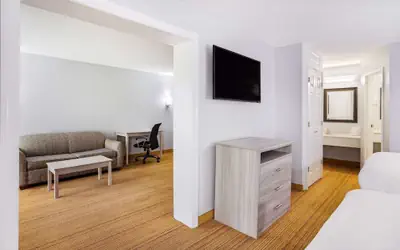 Days Inn & Suites by Wyndham Williamsburg Colonial