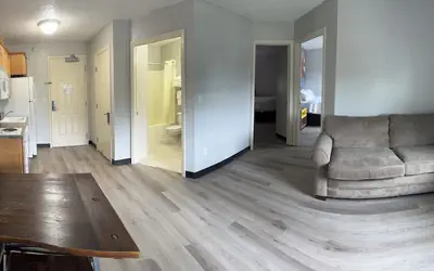 Days Inn & Suites by Wyndham Green Bay WI