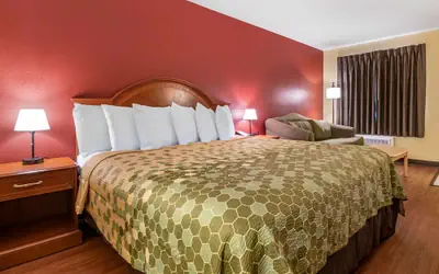 Econo Lodge Inn & Suites Maingate Central