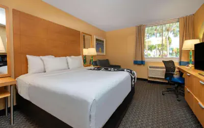 La Quinta Inn & Suites by Wyndham Deerfield Beach I-95