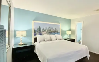 Bluebird Day Inn & Suites