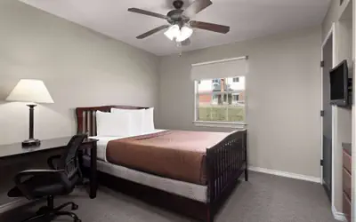 Eagle's Den Suites Kenedy a Travelodge by Wyndham