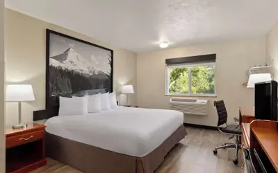 Super 8 by Wyndham Roseburg