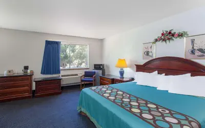 Super 8 by Wyndham Selma/Fresno Area