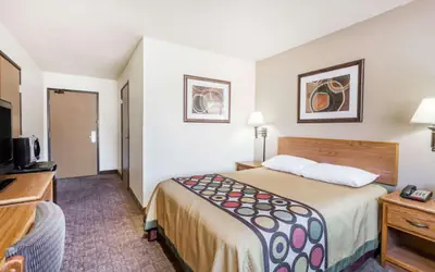 Super 8 by Wyndham Lewisburg