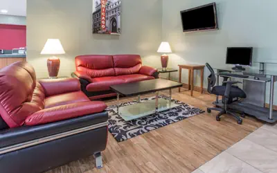 Super 8 by Wyndham Elgin