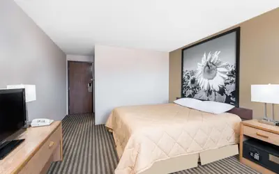 Super 8 by Wyndham Bowman