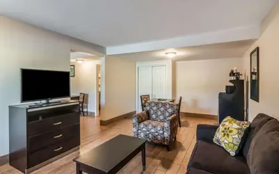 Quality Inn & Suites near Downtown Bakersfield