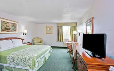 Days Inn & Suites by Wyndham Fullerton