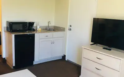 Days Inn & Suites by Wyndham Navarre - near Beaches Hurlburt