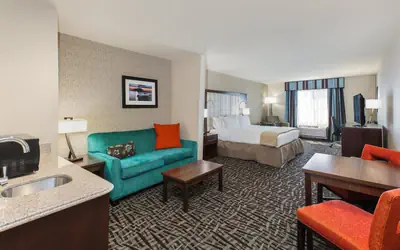 Holiday Inn Express & Suites Eureka by IHG