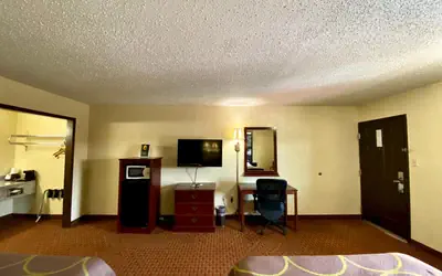 Super 8 by Wyndham Shawnee