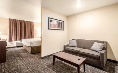 Cobblestone Hotel & Suites - Newport