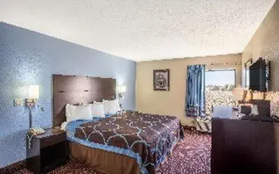 Super 8 by Wyndham Galesburg