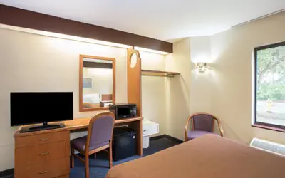 Travelodge by Wyndham Fort Myers Airport