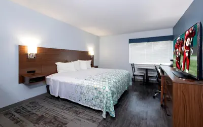 HomeTowne Studios by Red Roof Wilmington - New Castle