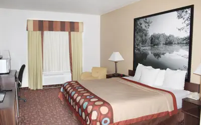 Super 8 by Wyndham Three Rivers