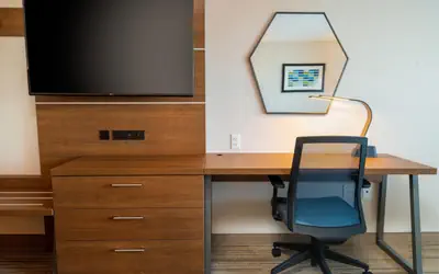 Holiday Inn Express & Suites - Las Vegas - E Tropicana by IHG