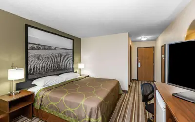 Super 8 by Wyndham Storm Lake