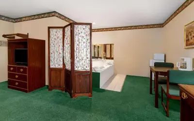 Super 8 by Wyndham Reedsburg