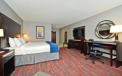 Holiday Inn Express & Suites Utica by IHG