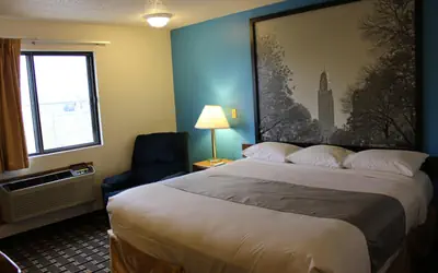 Super 8 by Wyndham Lincoln West