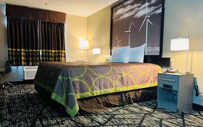 Super 8 by Wyndham Pratt