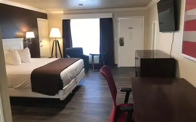 Abby's Anaheimer Inn - Across Disneyland Park