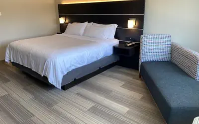 Holiday Inn Express & Suites Warrensburg North by IHG